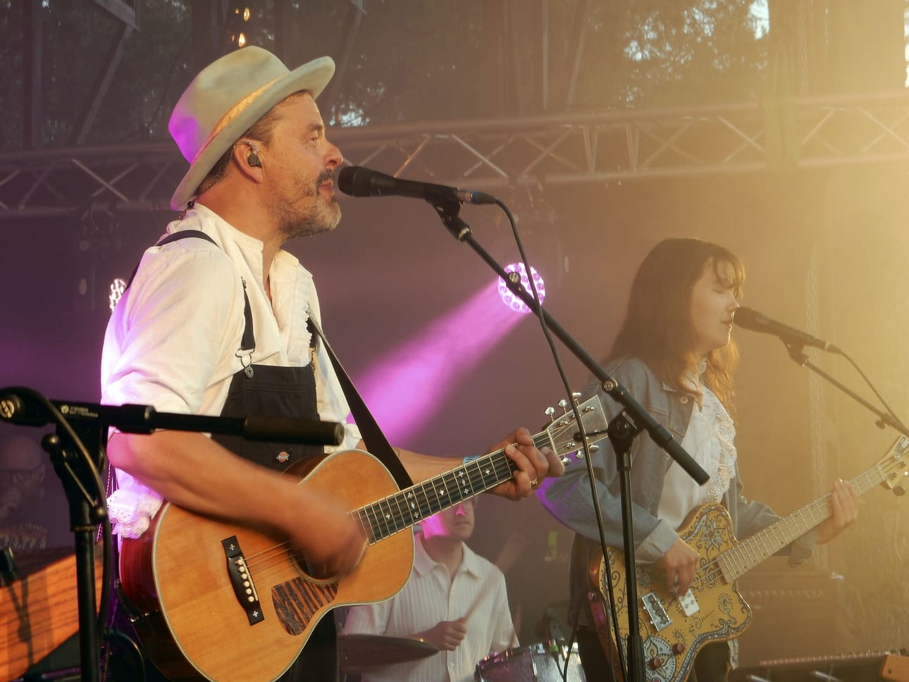 Raahe Festivalin lauantain pääesiintyjä on Tuure Kilpeläinen. Artisti keikkailee yhdessä huippumuusikoista koostuvan bändinsä kanssa soittaen kappaleita koko monipuolisen uransa varrelta, Kaihon Karavaani -aikoja unohtamatta. Kuva Haapavesi Folkeilta parin vuoden takaa.