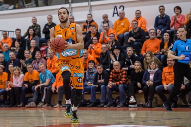 Cameron Jones on yksi oli Karhu Basketista sivussa olevista pelaajista. Kauhajokelaisjoukkue kohtaa lauantaina vieraissa Salon Vilppaan. Arkistokuva.
