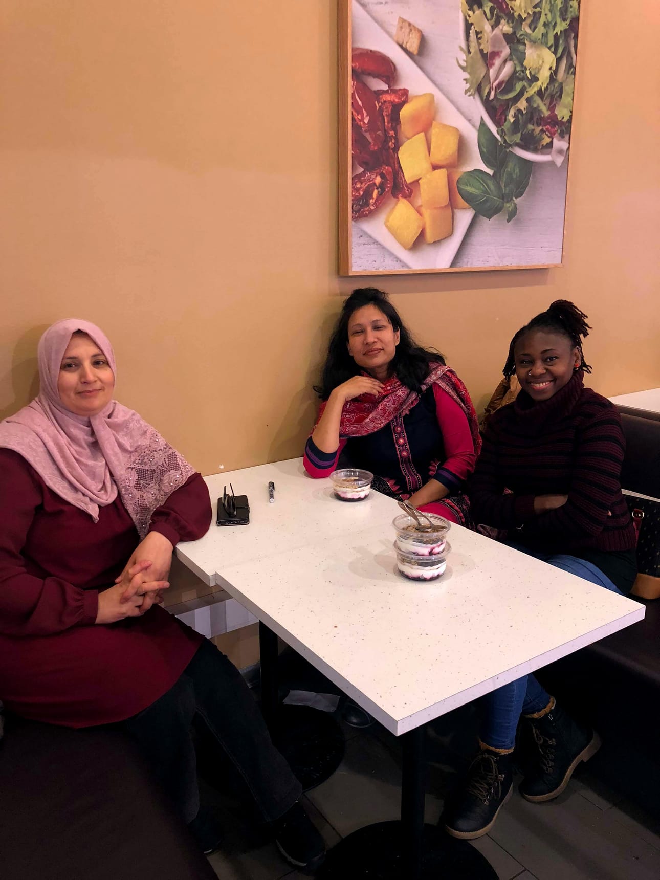 Lauantaina kirjastolla puhutaan naisten oikeuksista ja siitä, miten miestenkin tulee niitä edistää. Asiaa edistävät Intisar Mushaileh, Nafisa Yeasmin ja Olivia Kumpula.