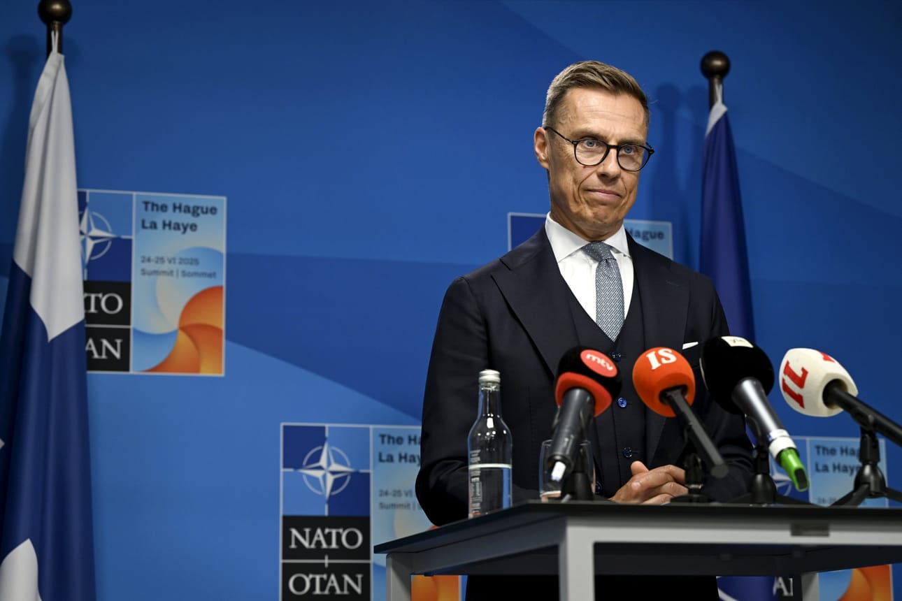 Alexander Stubb sanoi toimittajille Naton huippukokouksen yhteydessä, että Rutte on saanut kaikki jäsenmaat sitoutumaan uuteen puolustusmenotavoitteeseen. LEHTIKUVA / Emmi Korhonen