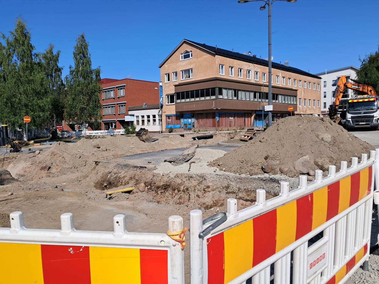 Kemissä Keskuspuistokadun ja Meripuistokadun risteystä parannetaan uusilla rakenteilla. Samaan aikaan Oulun Energia Kenve uusii muun muassa kaukolämpöverkkoa. Taustalla näkyvän, viimeksi majoituskäytössä toimineen talon purku-urakka on kilpailutettu. Alustavasti purku-urakan aikataulu on syys-joulukuu.