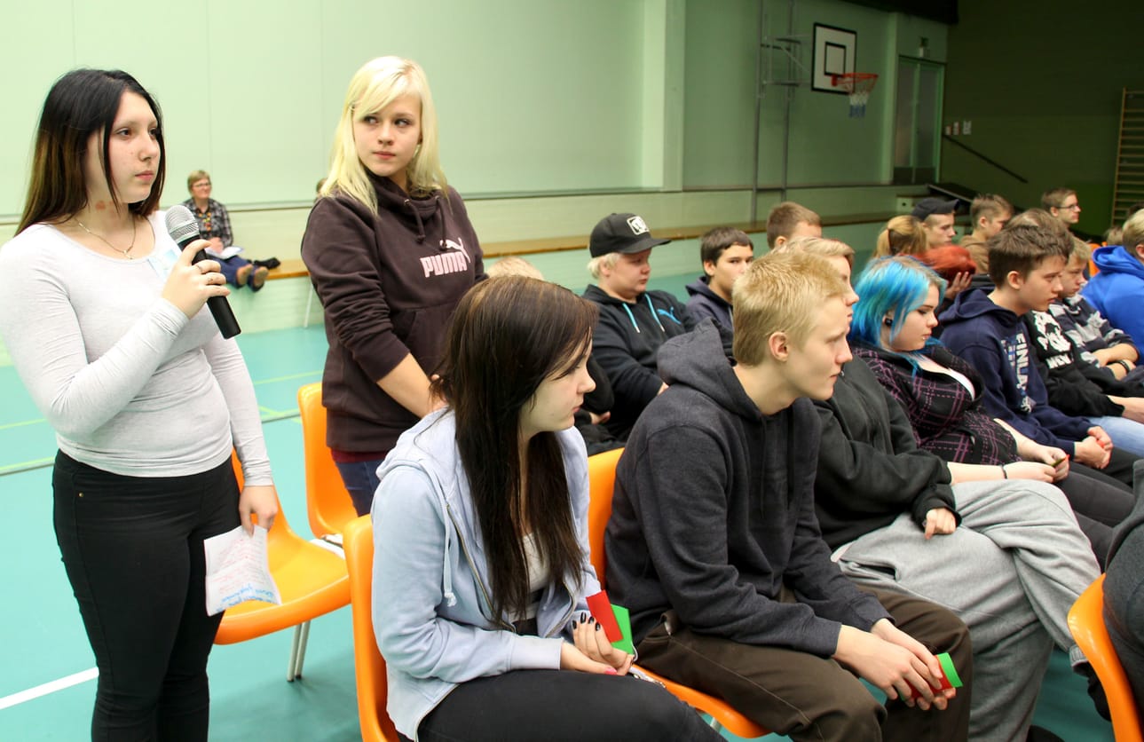 Oppilaat äänestivät useista mielipiteitä jakaneista asioista kuten sopivasta pakkasrajasta, jolloin välitunnin voi viettää sisällä.
