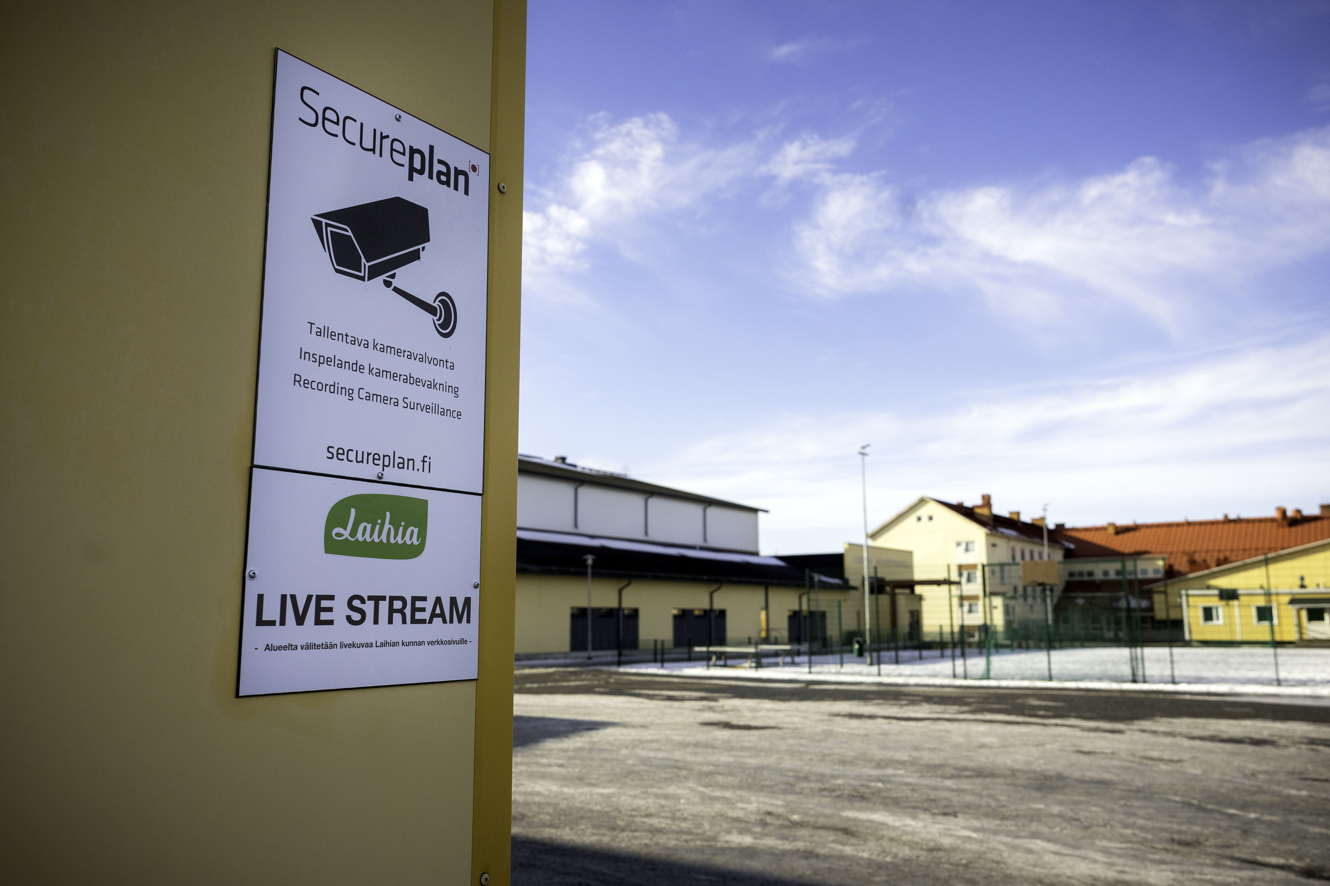 Ilkivalta ajoi Laihian koulujen pihat livekameravalvontaan, jota kuka vain voi seurata läpi yön