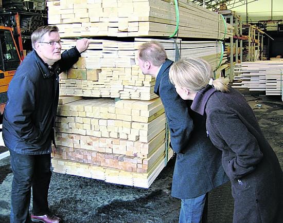 Pohjoisen tiukkasyisestä puusta tulee hyvä talo, vakuuttaa Lappli-talojen toimitusjohtaja Pentti Vaara (vas.) Anneli ja Mikko Lietsalmille.Oulun rakennusvalvonnan tarkastusmestari Markku Hienonen tutkii Anneli Lietsalmen kanssa Lappli-talojen rakenneratkaisuja.