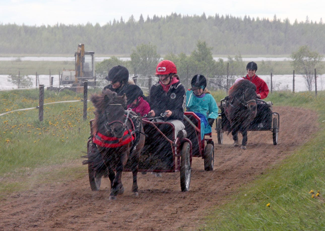 Leiriläiset tulivat huomaamaan, että Suomen kesäsää on oikullinen. Poutaiseen kuvaushetkeen toi adrenaliinia viiden minuutin pikamyrsky, joka pisti ponit antamaan hevoskyytiä entistäkin vauhdikkaammin.