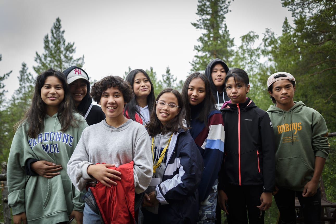 Aada, Eeli, Siiri, Saaga, Reetta, Janlyn, Tuuli, Justi ja Aleksi viettivät aikaa Juuman Basecampilla koskenlaskun jälkeen. Adoptoiduille filippiiniläisille vertaistuki on tärkeää, nuorisojoukko kertoo.