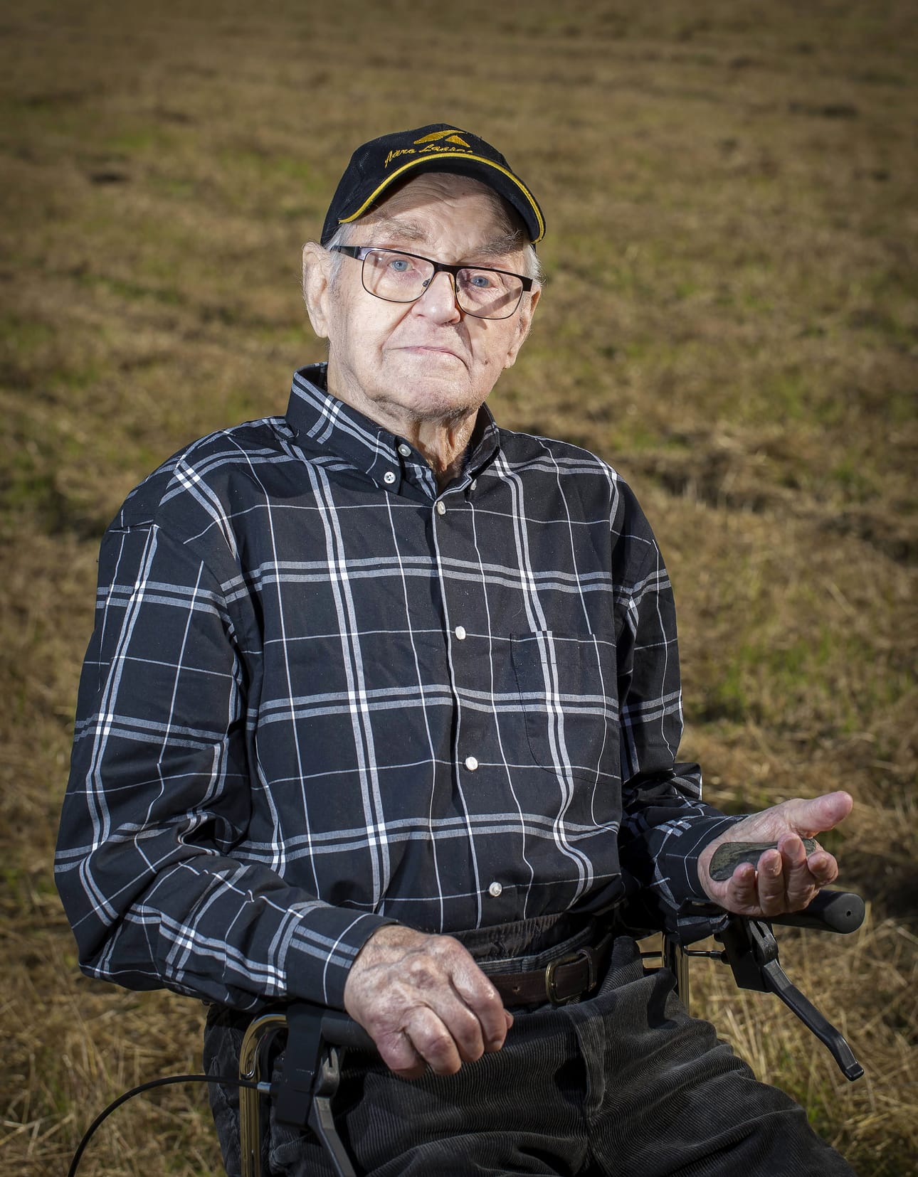 Erkki Levijoki kiinnitti huomiota erikoiseen kiveen, joka sinkosi perunoiden mukana pellosta.