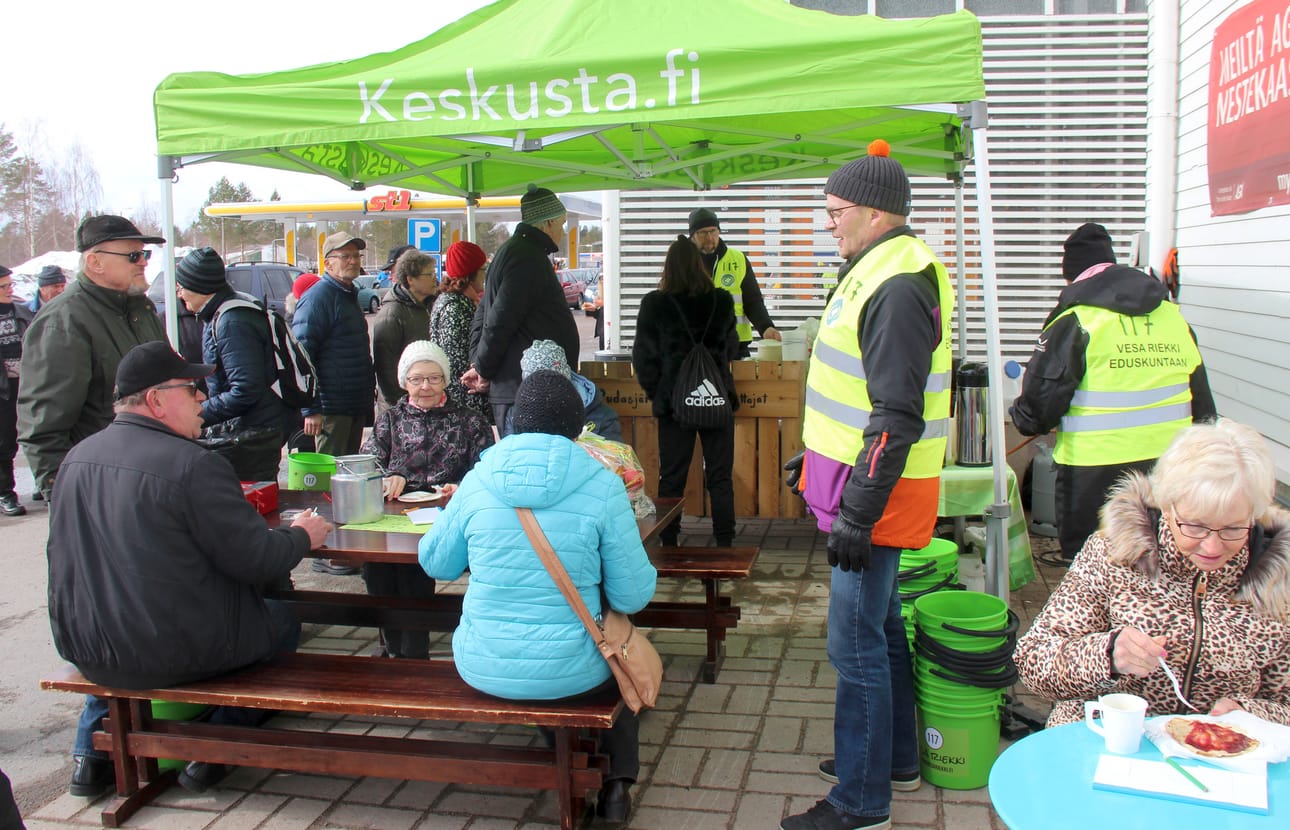 Vesa Riekki jakoi ämpäreitä viime viikolla.