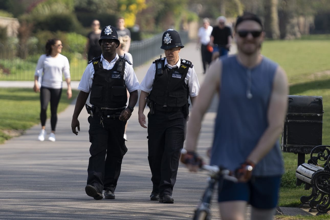 Poliisi valvoi lauantaina kokoontumisrajoitusten noudattamista Lontoon Greenwich Parkissa. Ministerit ovat vedonneet britteihin, jotta nämä eivät kokoontuisi yhteen pääsiäisviikonloppuna, kun maassa vallitsee aurinkoinen kevätsää.