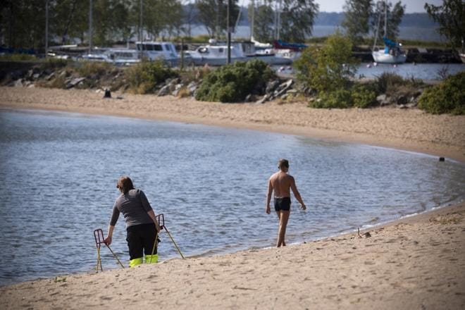 Jätevesivuoto on pitänyt Mansikkasaaren ja Hietasaaren uimarannat kiinni jo viikon ajan. KUVA: JARNO PELLINEN