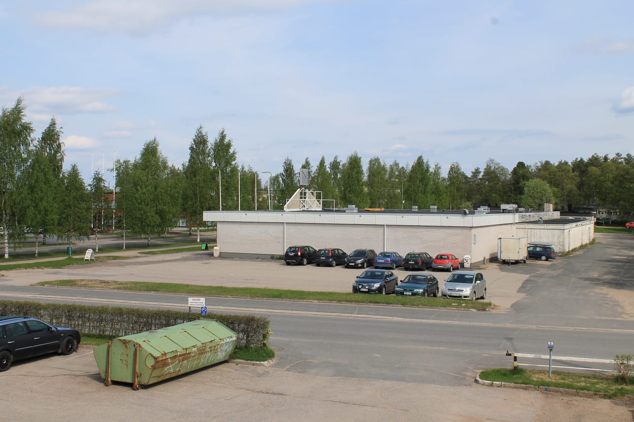 Vanhan Hartsun rakennus odottaa purkamista. Myös kaupungitalon toisella puolella sijaitsevat Kauppatien varren rakennukset ovat purkukunnossa.
