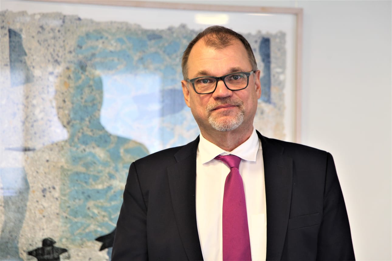 Kansanedustaja Juha Sipilä katselee nykypolitiikkaa entisen pääministerin ja taloudenpitäjän vinkkelistä. Poliitikon elämä Eduskuntatalossa on pian mennyttä aikaa.