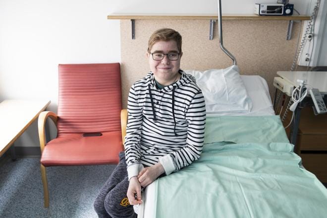 Perttu Salonen sai munuaisen ensimmäisen kerran jo puolitoistavuotiaana ja uudestaan viime talvena. 14-vuotias kuvattiin syksyllä tarkastusreissulla Tampereen yliopistollisessa sairaalassa. KUVA: Jukka Ritola
