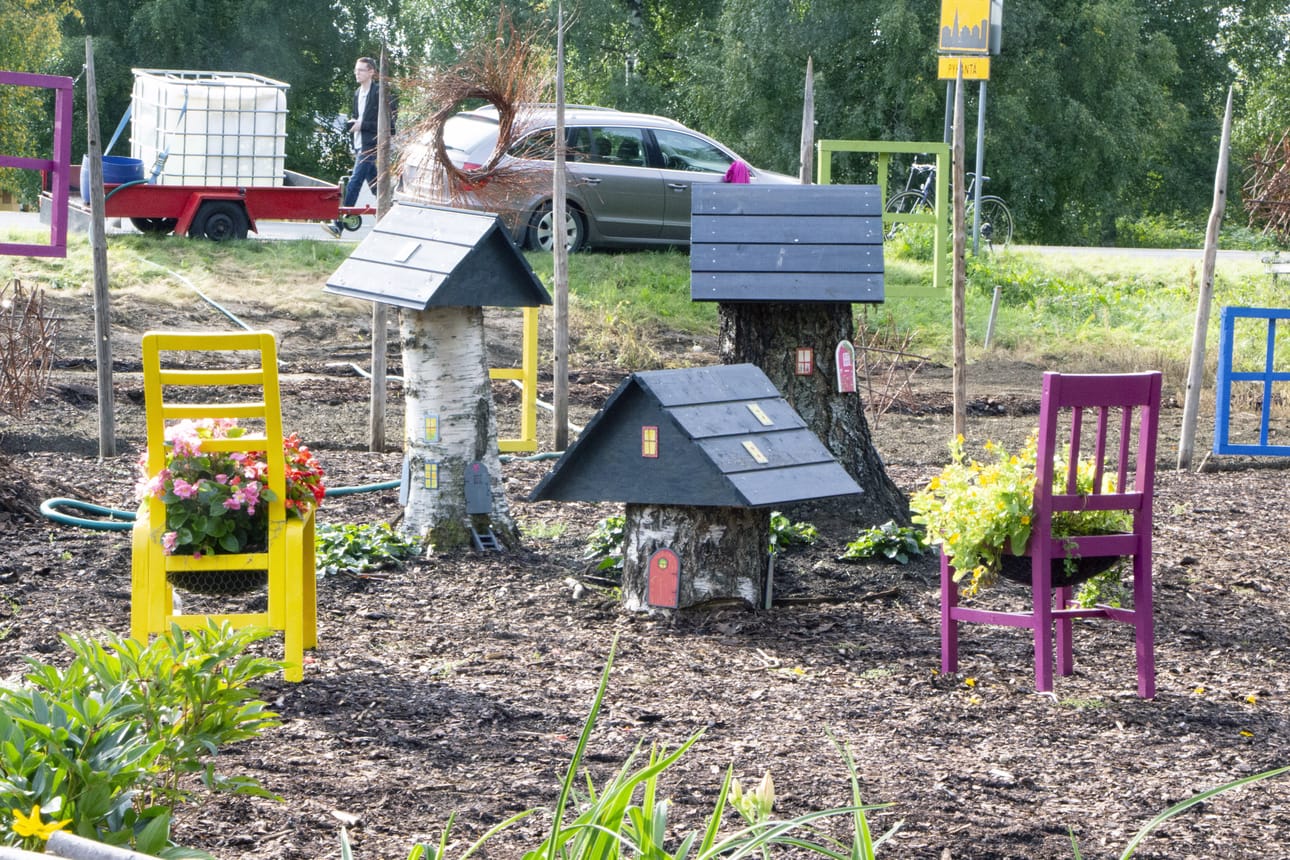 Pyhännän toimintatuvan väki on urakoinut kuukausikaupalla Kesäpuistonsa eteen. Istutustyöhön he saivat avukseen yhdeksäsluokkalaisia.