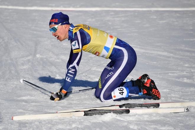 Suomen ainoan mitalin Seefeldin MM-kisoissa ottanut Iivo Niskanen oli maalissa voipunut pronssia tuoneen 15 kilometrin perinteisen kisan jälkeen. KUVA: LEHTIKUVA/JOE KLAMAR