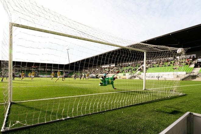 KuPSin Rasmus Karjalainen lataa pilkulta 2-0. VPS:n maalivahti Marko Meerits on vailla mahdollisuuksia. KUVA: SAMPPA TOIVONEN