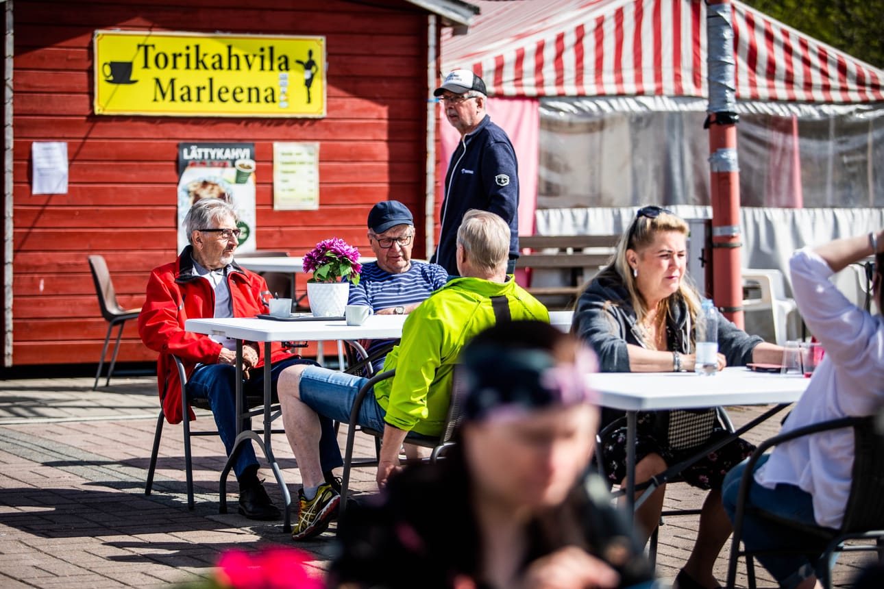 Kesämarkkinat houkuttivat Rovaniemen Kauppatorille paljon väkeä aurinkoisena päivänä.