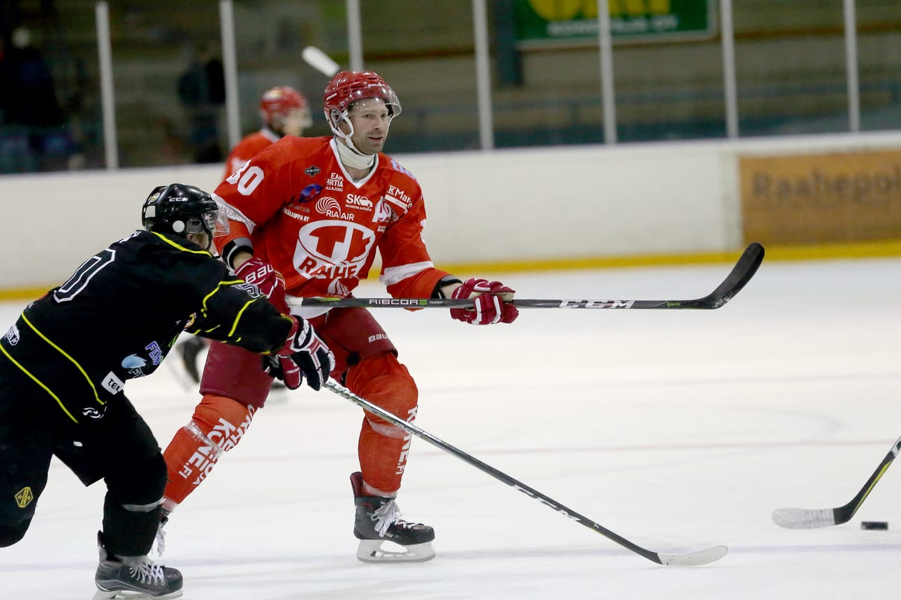 Teräs-Kiekon Kari Sihvonen oli mukana lähes kaikissa maaleissa, kun Tornion IHC kaatui kotihallissa.