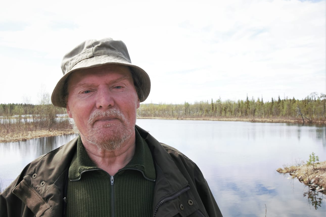 Raimo Tuovila on perhokalastanut Kuusinkijoella 1970-luvun alusta lähtien. Ajat olivat tuolloin toiset – alan kirjallisuus ja termitkin olivat pelkästään englanniksi eikä muita harrastajia juuri joella ollut.