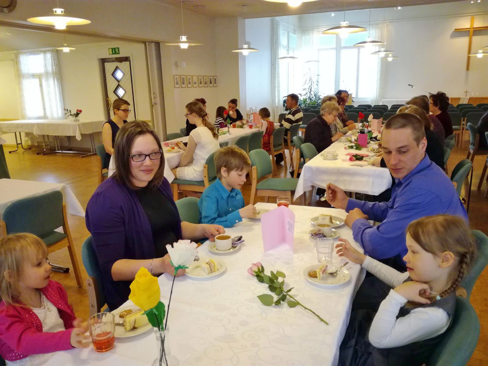 Pyhännän osaston puheenjohtaja Terhi Korsulaiselle MLL:n toiminta tuli tutuksi äidin (Leena Heikkinen) tekemän järjestötyön myötä. Nyt saman saavat kokea omat lapset Taava ja Katri.