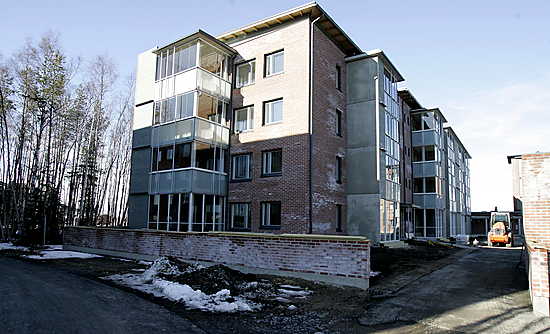 As Oy Oulun Tyyrmanni on sijoitettu ryhdikkäästi katulinjaan, jolloin suojaisa sisäpiha jää edulliseen ilmansuuntaan.