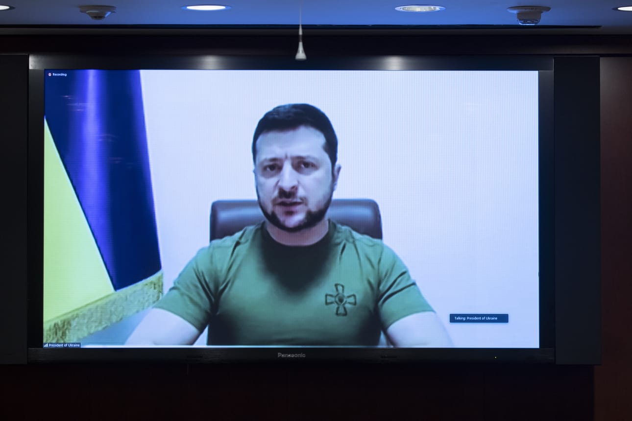 Ukrainan presidentti Volodomyr Zelenskyi on vaatinut Kiinaa tuomitsemaan Venäjän toimet Ukrainassa. Kuvassa Zelenskyi esiintymässä videoyhteydellä yhdysvaltalaisille poliitikoille.