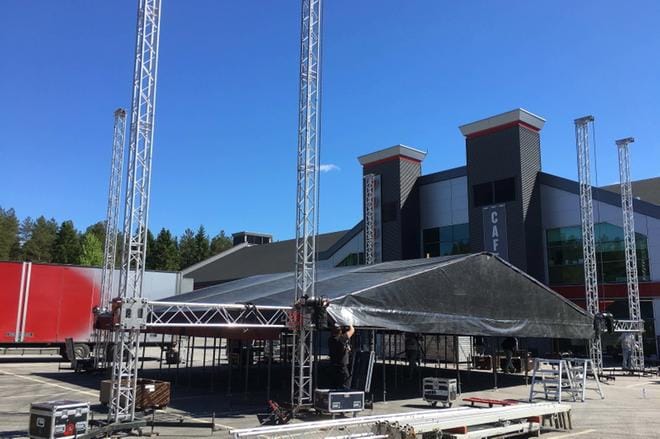 Päälavaa pystytetään viime kesän tapaan Power Palacen viereen.