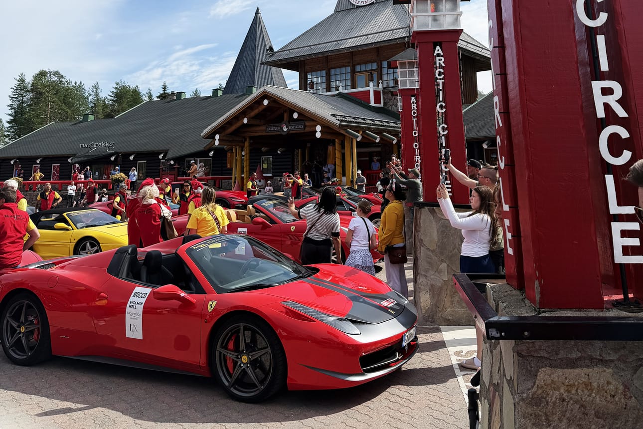 Yleisö piiritti napapiirille pysähtyneet Ferrarit.