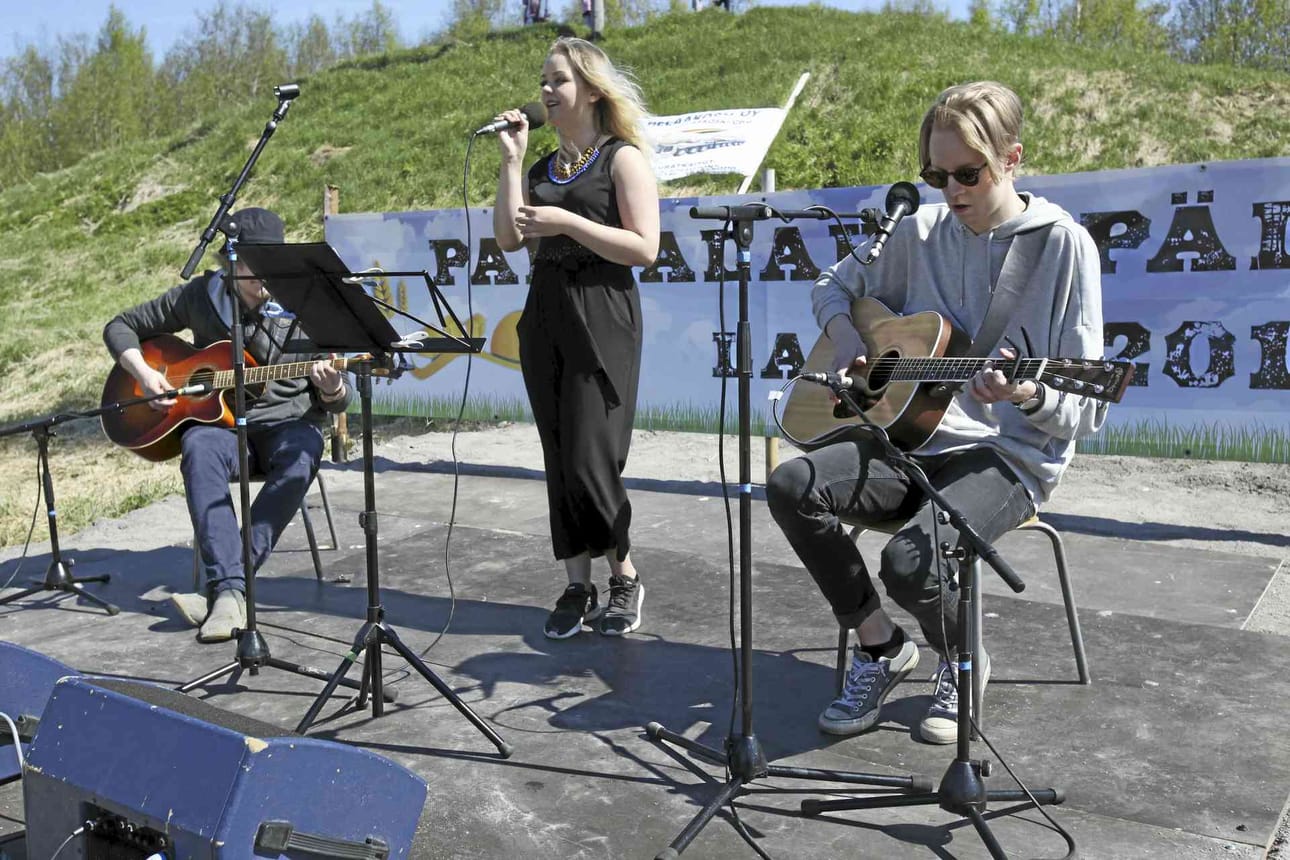 The Magic Bus-yhtye esitti kesäisiä cover-kappaleita.