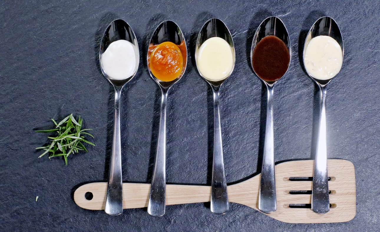 Bechamel, tomaattikastike, hollandaise, punaviinikastike ja beurre blanc ovat viisi yleisessä käytössä olevaa, eri tavoin valmistettavaa kastiketta, joilla pärjäät pitkälle. Kuva: Harri Kuittinen