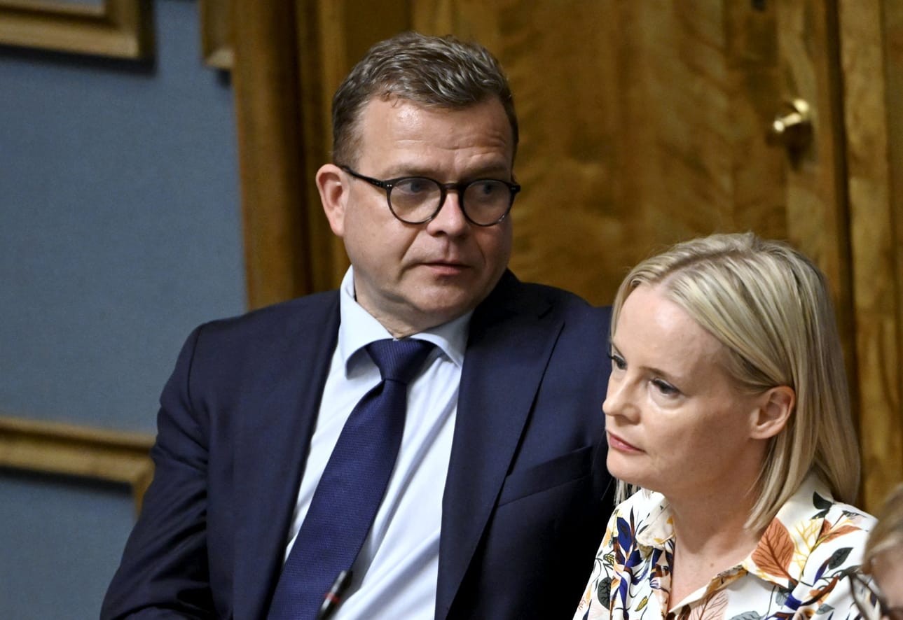 Pääministeri Petteri Orpo (kok.) puhui muun muassa Unkarin EU-puheenjohtajuudesta eduskunnan kyselytunnilla torstaina. Kuvassa on myös valtiovarainministeri Riikka Purra (ps.) LEHTIKUVA / Vesa Moilanen