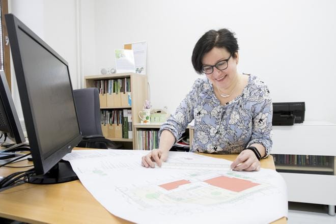 Minna Hänninen kertoo, että uudiskohteissa pihan tekoon kannattaa varata noin kymmenen prosenttia rakennusbudjetista. Monesti vanhan pihan uudistaminen on kalliimpaa kuin uuden pihan perustaminen. KUVA: Teija Soini