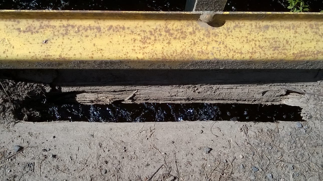 Koskenperäntiellä oleva silta on nyt laitettu hyvään kuntoon. Kesällä vielä laudoitetun ajopinnan reunat olivat lahot ja vesi näkyi läpi.