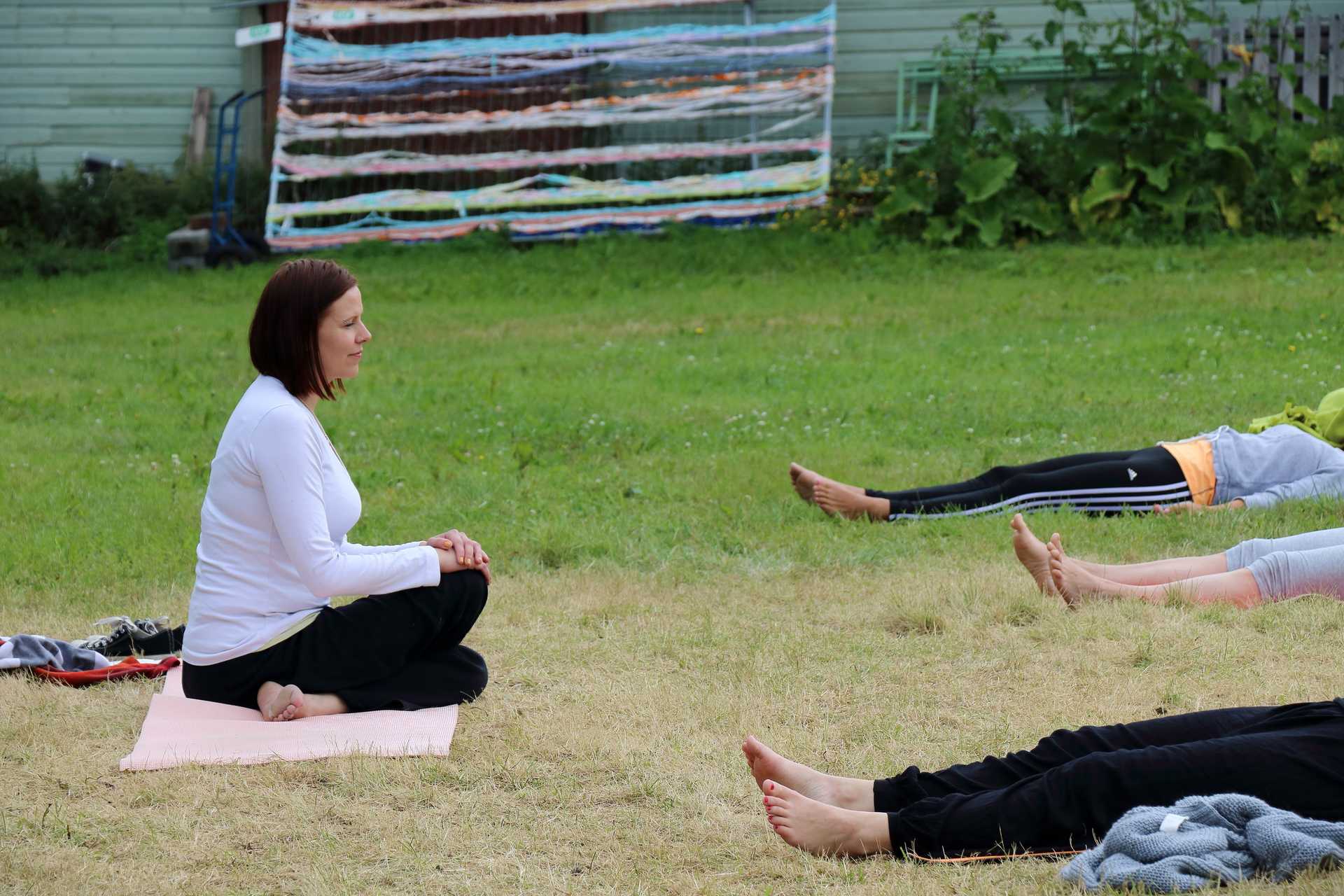 Loppurentoutuksissa keskeinen asana on shavassana, eli niin sanottu kuolleen asento.