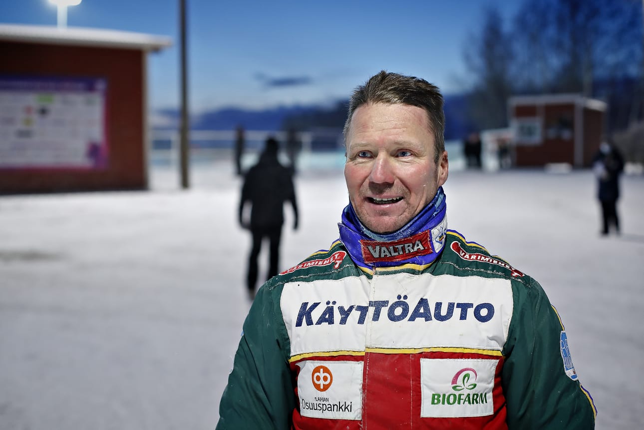 Laihialla valmennustallia pitävä Hannu Hietanen on koko ikänsä tehnyt töitä hevosten parissa eikä kadu ammatinvalintaansa. Hietanen on hallinnut vuosia Seinäjoen raviradan ohjastajaliigaa.