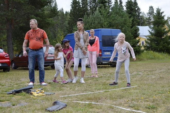 Juha Kotilainen, Juuli, Janni ja Jenna Suurkoivu sekä Martta Kotilainen olivat innokkaita saappaanheittäjiä Tainuskylän virkistyspäivässä.