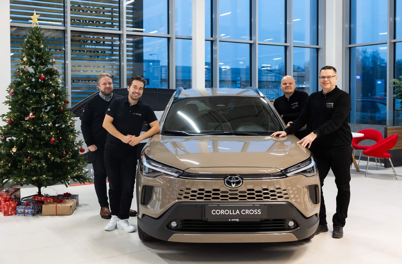 Esittelyssä Autoliike Nystedt Vaasan uusi myyntitiimi: Harri Niemi, Morten Hagström, Jens Wistbacka ja Mika Yli-Mäenpää. Asiantunteva nelikko palvelee asiakkaita uudessa Vaasan toimipisteessä: ”Asiakasuskollisuus ja pitkäjänteiset asiakassuhteet ovat meille kaikki kaikessa.”