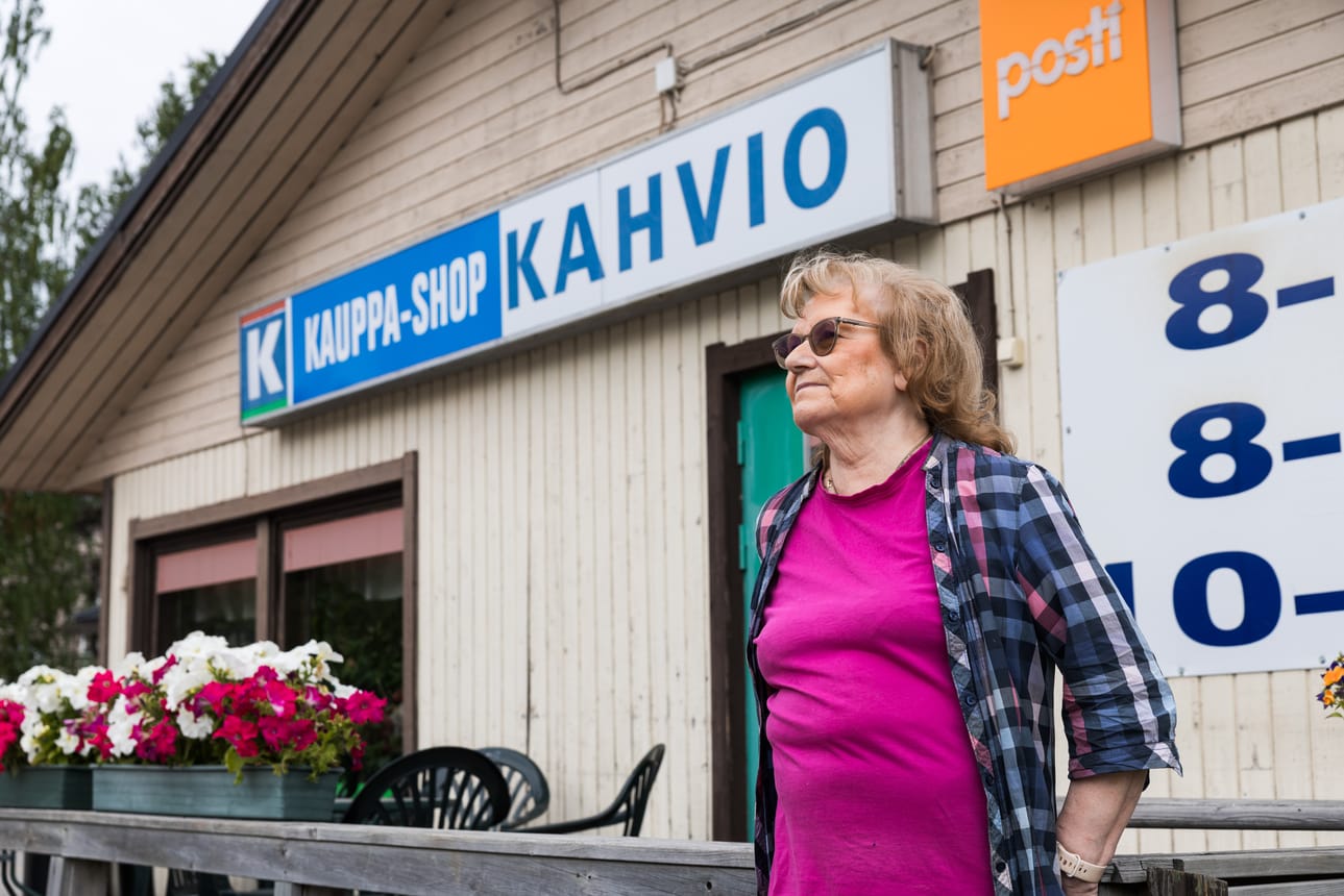 Kauppias Anna-Liisa Ovaskainen uskoo, että vilkas valtatie 4 on ollut syy sille, miksi kyläkauppa on selvinnyt.