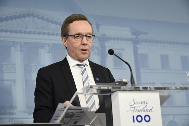 Elinkeinoministeri Mika Lintilän mukaan Teslan akku- ja autotehdas toisi töitä tuhansille suomalaisille, vaikka arviolta puolet työntekijöistä tulisi ulkomailta. Kuva: Markku Ojala/Compic