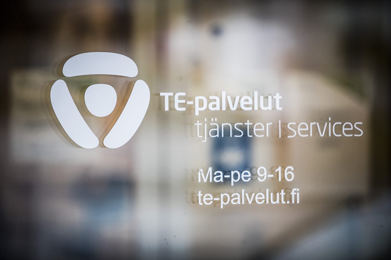 Työttömyyden kasvu näyttäytyy huomattavasti suurempana työ- ja elinkeinoministeriön työllisyyskatsauksessa, joka perustuu alueellisten TE-toimistojen rekisteritietoihin.