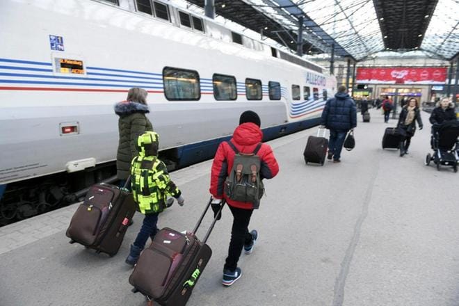 Venäläisten vapaa-ajan matkustajien puuttumisen taustasyynä ovat itärajalla voimassa olevat tiukat matkustusrajoitukset. Arkistokuvassa matkustajia on saapunut Pietarista Helsinkiin Allegro-junalla. LEHTIKUVA / Martti Kainulainen