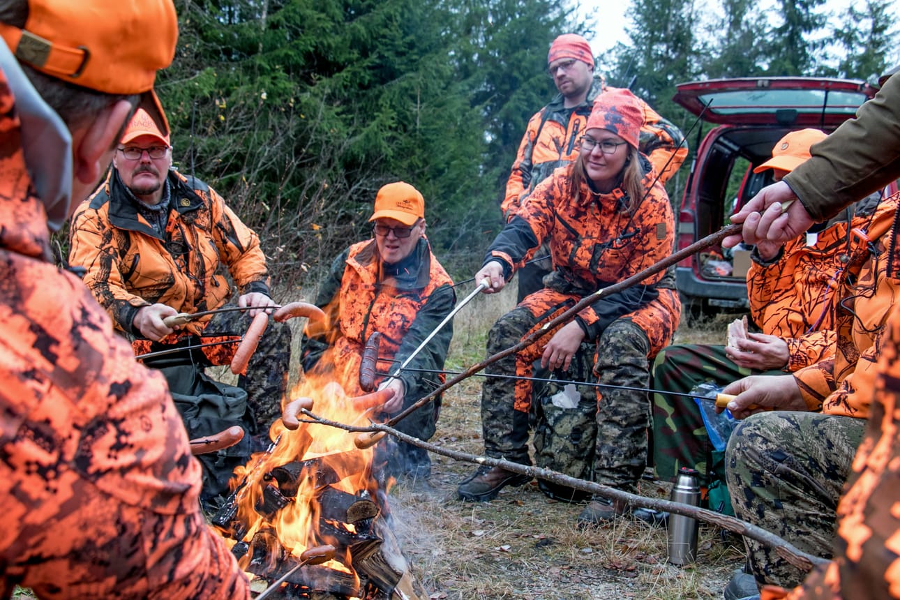 Lauantaina puoleltapäivin osa Hyypän hirviporukasta kokoontui makkaratulille jahtipäällikkö Maria Kiviluoman kanssa. Hetkeä aiemmin oli kaadettu hirvisonni.