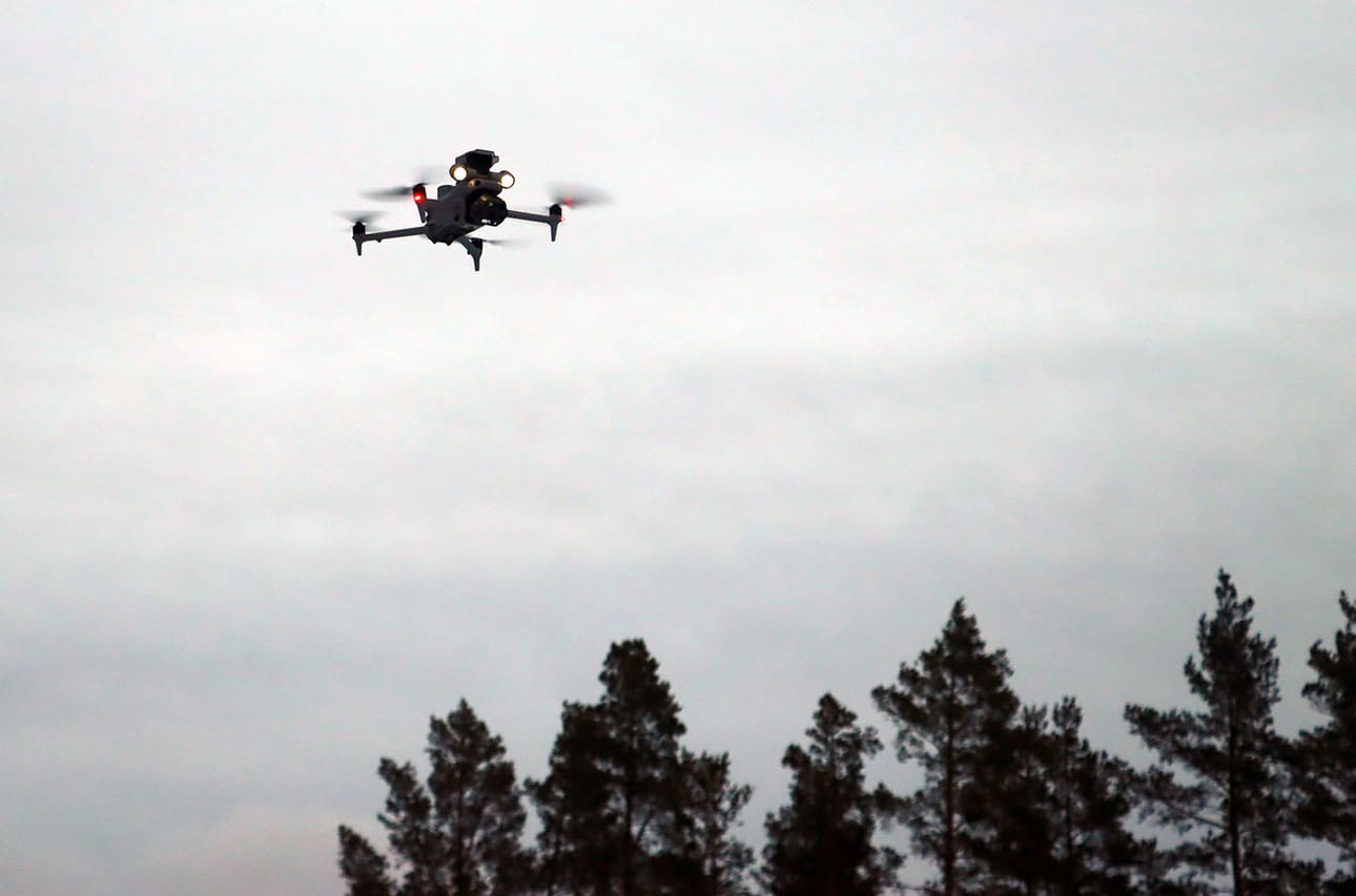 DJI Matrice 4T -kopteri nousi muutamassa sekunnissa kymmenien metrien korkeuteen. Vaikka kuvauspäivä oli tuulinen, ei sillä ollut vaikutusta lennokin lentokykyyn.