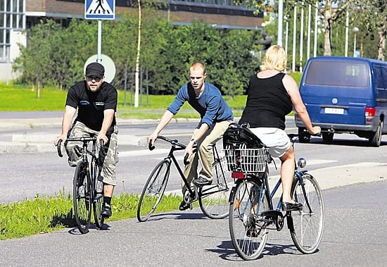 Fix-pyörällä polkeminen vaatii tavallista enemmän ajajalta tarkkaavaisuutta muiden tiellä kulkijoiden huomioimista kertovat Keijo Kaattari (vas.) ja Eetu Marjakangas.