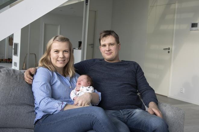 Mirva ja Jani Laineen perheen tytär syntyi 10. lokakuuta. Sairaalassa tytön painoksi punnittiin 3,3 kiloa. Synnytys oli hyvin erilainen kuin pari etukäteen arvasi. Lokakuussa Seinäjoen keskussairaalassa syntyi yli 160 vauvaa, mikä on vuoden kuukausiennätys. KUVA: HELENE VARILA