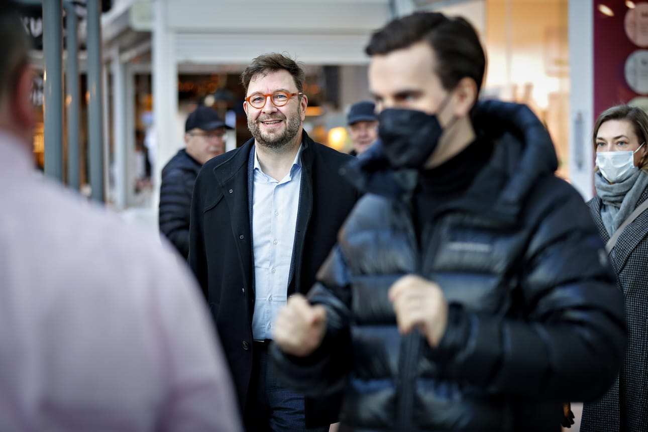 Liikenne- ja viestintäministeri Timo Harakka vieraili lauantaina sekä Vaasassa että Seinäjoella. Etualalla on vaasalainen kansanedustaja Matias Mäkynen.