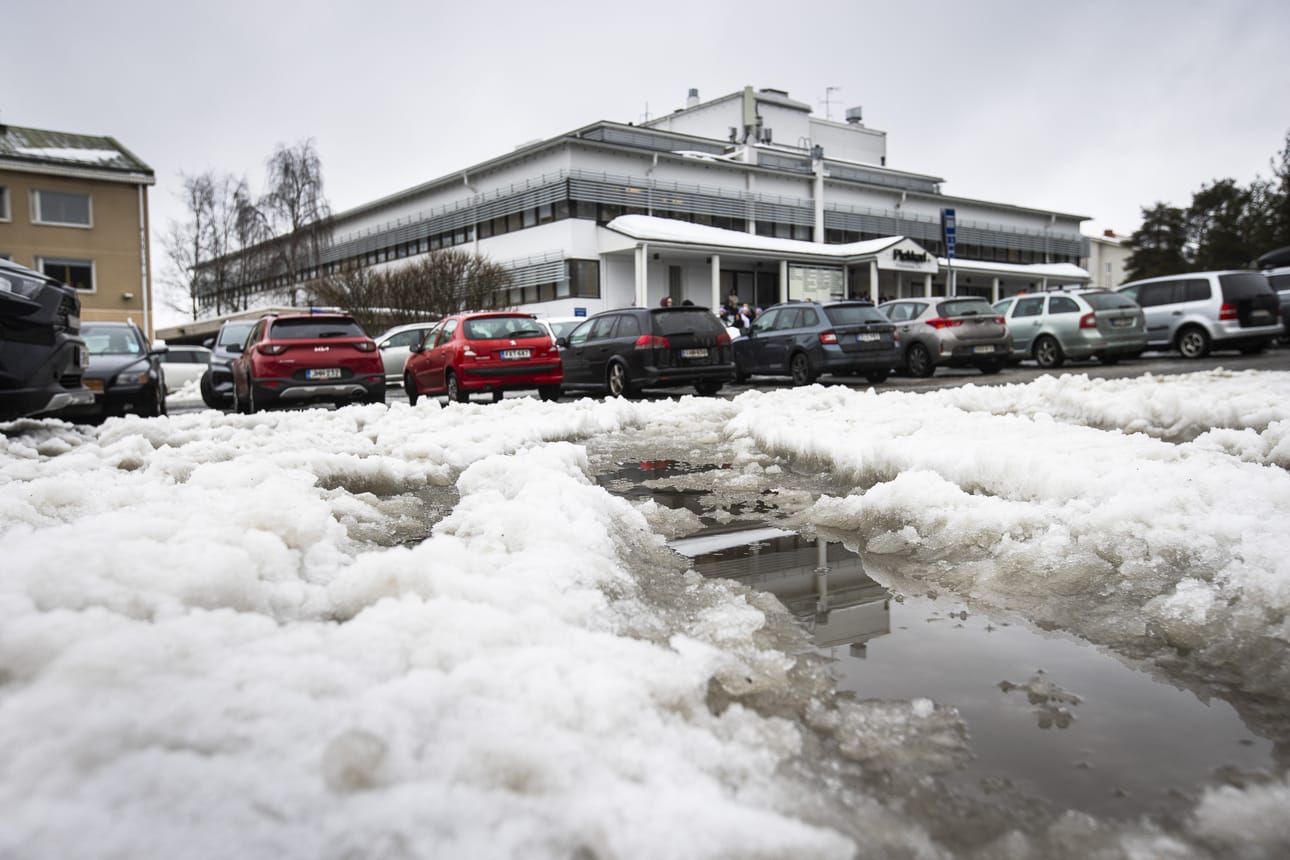 Taustalla näkyvässä Piekkarin rakennuksessa Rovaniemellä on muun muassa hammashoitola sekä eläkeläisten tiloja.