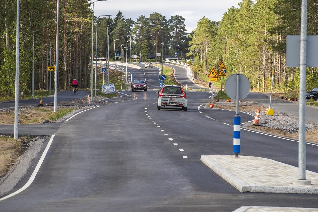 Uusi Pyhtilänkankaantie sujuvoittaa liikennettä uusille asuntoalueille ja rauhoittaa Antinkankaan koulun seutua.