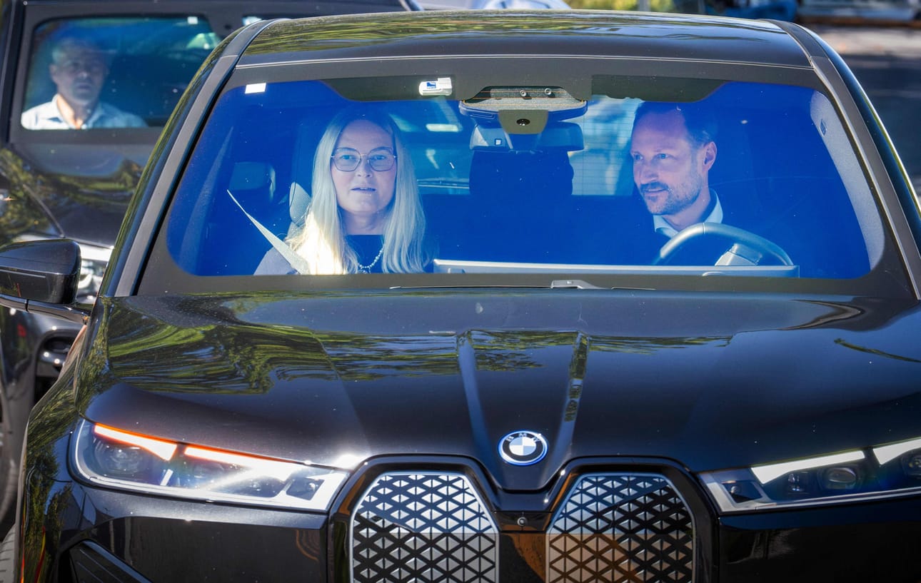 Norjan kruununprinsessa Mette-Marit ja kruununprinssi Haakon poistuivat Rikshospitalet-sairaalasta, jossa Norjan kuningas Harald V on hoidettavana.