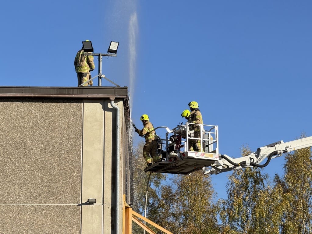 Palomiehet avaavat teollisuushallin kattoa Karperöntiellä.